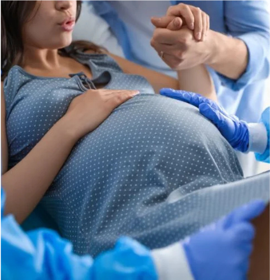 Pregnant woman receiving supportive maternity care